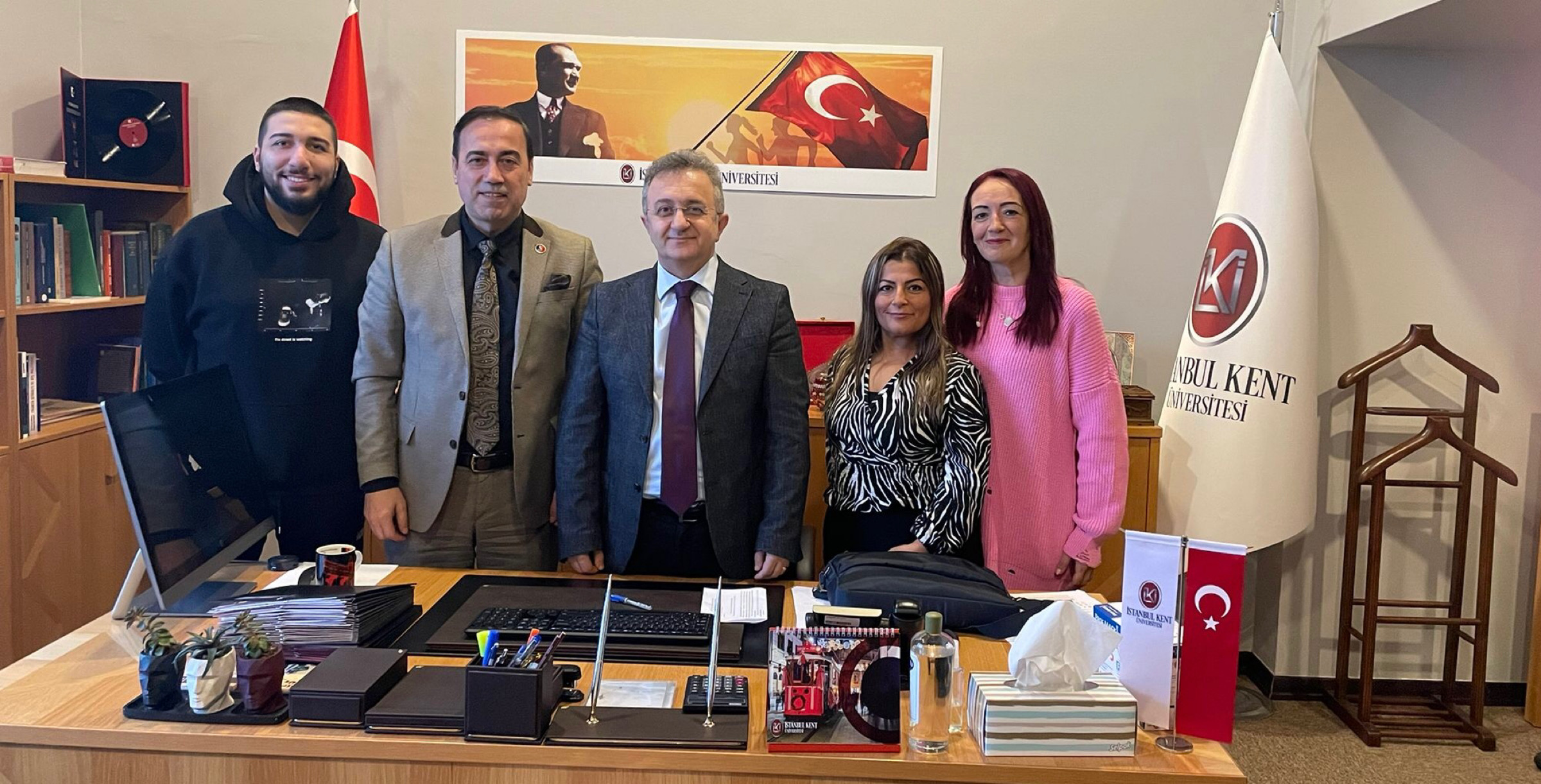 İstanbul Kent Üniversitesi Rektörü Prof. Dr. M. Necmettin ATSÜ’yü ATİK Genel Başkanı Aziz Şahin, ATİK Augsburg Başkanı Hacer Özdoğan ve ATİK Augsburg Başkan Yardımcısı Gülçin Paşa Uluslararası Kamu Diplomasisi çerçevesinde ziyaret ettiler.