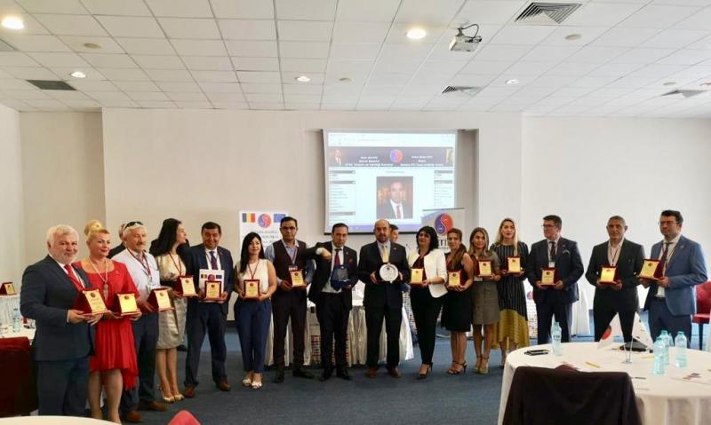AB'nin dönem Başkanlığı Romanya Bükreş'de ATİK Uluslararası Ekonomi Forumu İkili İş Görüşmeleri ve Kardeş Şehirler İşbirliği Ödül Törenleri ATİK Üst Kurul Riyasetlerinde Rin Hotels Brüksel Salonunda gerçekleştirildi.